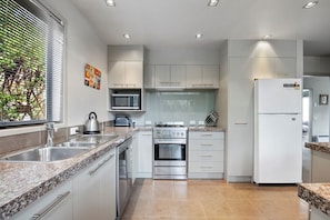 Micro-ondes, four, plaque de cuisson, lave-vaisselle
