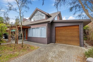 Exterior - A Hop  Skip & Jump to the Lake (Taupo)