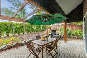 Outdoor dining - A Hop  Skip & Jump to the Lake (Taupo)