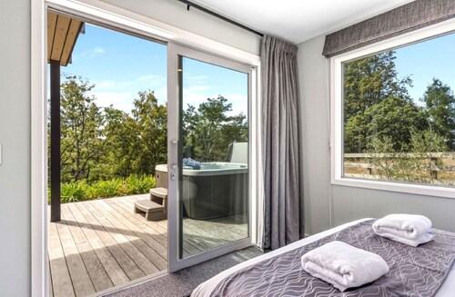 Hideaway at the Bay with Hot Tub