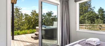 Hideaway at the Bay with Hot Tub