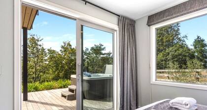 Hideaway at the Bay with Hot Tub