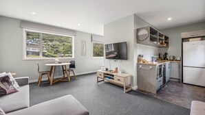 Een modern appartement met een eethoek, keuken en woonkamer.