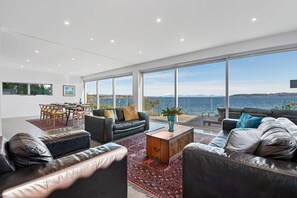 TV - Linger Lakeside Stunning Views (Taupo)