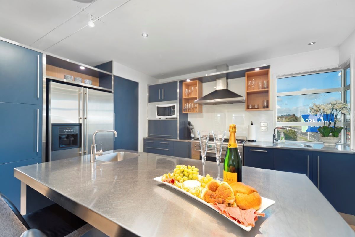 Een magnetron, een oven, een kookplaat, een vaatwasser