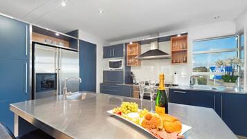 Een magnetron, een oven, een kookplaat, een vaatwasser