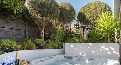 Ultimate Lakefront Location with Hot Tub