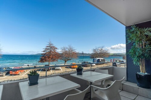 Ultimate Lakefront Location with Hot Tub