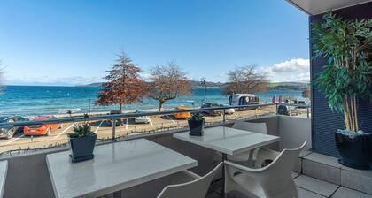 Ultimate Lakefront Location with Hot Tub