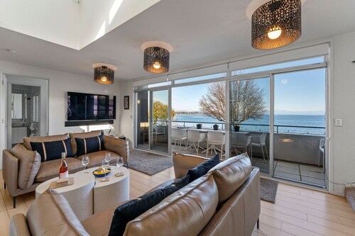Ultimate Lakefront Location with Hot Tub
