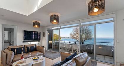 Ultimate Lakefront Location with Hot Tub
