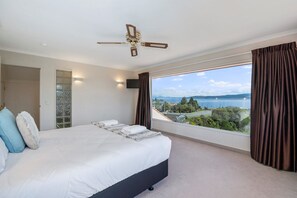 4 bedrooms, iron/ironing board, free WiFi - Tui Lookout Hot Tub and Views (Taupo)