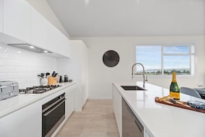 Micro-ondes, four, plaque de cuisson, lave-vaisselle