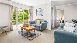 TV, fireplace - Top of the Lake in Taupo (Taupo)
