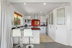 Microwave, oven, stovetop, dishwasher - Top of the Lake in Taupo (Taupo)