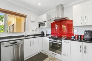 Micro-ondes, four, plaque de cuisson, lave-vaisselle