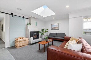 Televisión y chimenea 