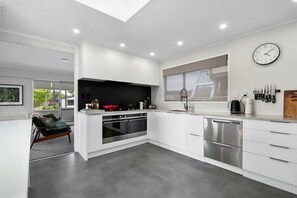 Microondas, horno, parrilla de estufa y lavavajillas 