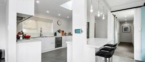 電子レンジ、オーブン、コンロ、食器洗い機