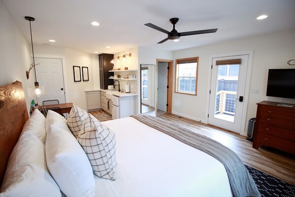 1 bedroom, WiFi, bed sheets - The Outside Inn (Bend)