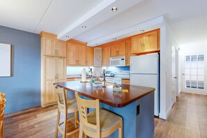 Fridge, microwave, oven, stovetop - Serene condo near shuttle to slopes with pools, sports courts, & hot tub (Warren)