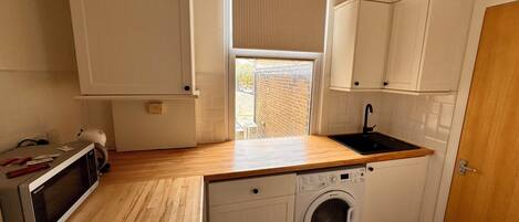 冷蔵庫、電子レンジ、オーブン、コンロ