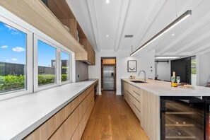 Four à micro-ondes, un four, surface de cuisson, lave-vaisselle