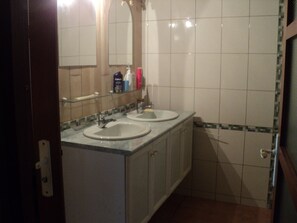 Secador de cabelo, toalhas de banho, papel higiênico 