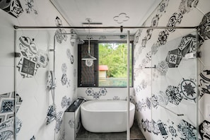 Two-Bedroom Suite | Bathroom | Free toiletries, hair dryer, slippers, towels - Han Yan Hill Hotel (Yuchi)