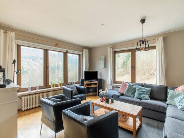 Fernseher, DVD-Player, Tischfußball, Tischtennisplatte