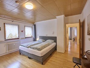 9 bedrooms, iron/ironing board, Internet - Group home in Nordenau near Winterberg (Nordenau)