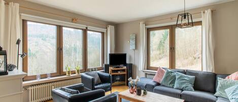 Fernseher, DVD-Player, Tischfußball, Tischtennisplatte