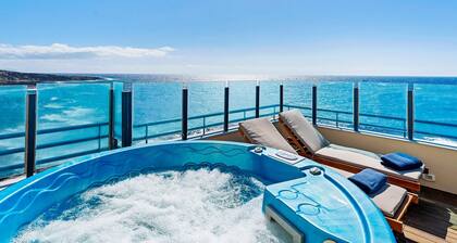 La Mar Penthouse with private hot tub