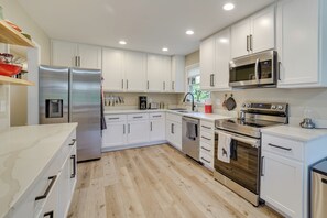 Réfrigérateur, micro-ondes, plaque de cuisson, lave-vaisselle
