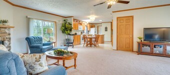 Serene Zanesville Getaway: Hot Tub, 2 Decks!