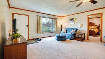 3 bedrooms, iron/ironing board, internet, bed sheets