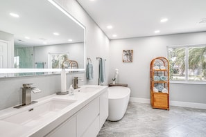 Hair dryer, towels - 3 Mi to Downtown: Idyllic Home in Cape Coral (Cape Coral)