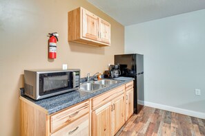 Refrigerador, microondas, cafetera y tetera y comedor