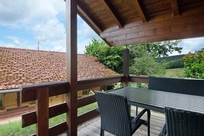 Outdoor dining - Apartment 'Blockhaus Hedwig Eins' with Shared Pool, Private Terrace and Wi-Fi (Stamsried)