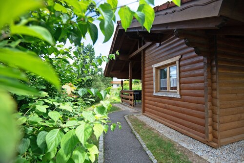Ferienwohnung 'Blockhaus Hedwig Eins' mit Gemeinschaftspool, privater Terrasse und WLAN
