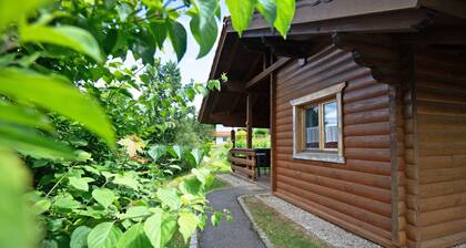 Ferienwohnung 'Blockhaus Hedwig Eins' mit Gemeinschaftspool, privater Terrasse und WLAN