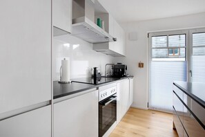 Fridge, microwave, oven, stovetop - Apartment 'Design Ferienwohnung Am Chiemsee' with Private Terrace, Private Garden and Wi-Fi (Breitbrunn am Chiemsee)