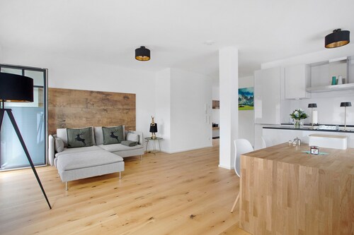 Ferienwohnung 'Design Ferienwohnung Am Chiemsee' mit privater Terrasse, privatem Garten und WLAN