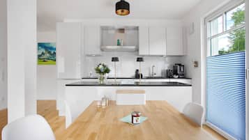 KĂŒhlschrank, Mikrowelle, Ofen, Herdplatte