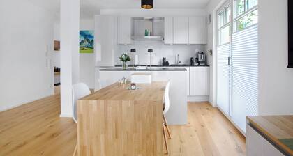 Appartement 'Design Ferienwohnung Am Chiemsee' avec terrasse privée, jardin privé et Wi-Fi