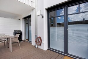 Outdoor dining - Apartment 'Design Ferienwohnung Am Chiemsee' with Private Terrace, Private Garden and Wi-Fi (Breitbrunn am Chiemsee)