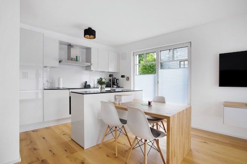 Appartement 'Design Ferienwohnung Am Chiemsee' avec terrasse privée, jardin privé et Wi-Fi