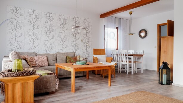 Un salon avec un canapé, une table à manger et des chaises.