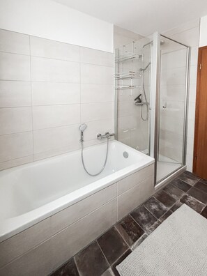Douche, articles de toilette gratuits, sèche-cheveux
