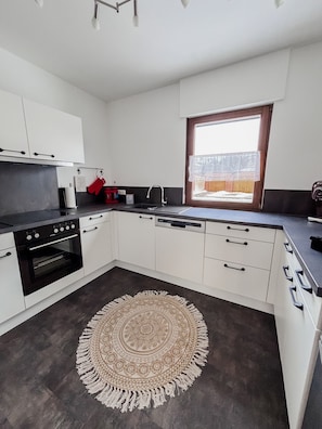 Frigorifero, forno, piano cottura, lavastoviglie